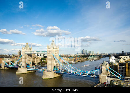 Vue sur le Tower Bridge à partir du dernier étage de l'Hôtel de Ville. Banque D'Images