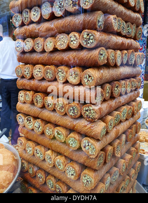 Une pile de Baklava à vendre dans une vitrine Istanbul,Turquie. Banque D'Images