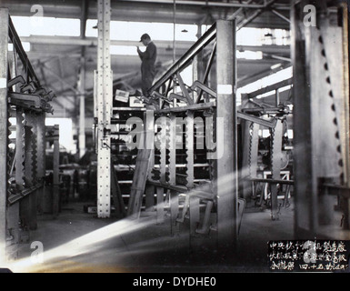 Cette image représente une photographie historique de Central Aircraft Manufacturing, montrant les processus de production d'avions par George Arnold au milieu du XXe siècle. Banque D'Images