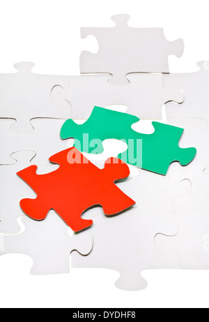 Pièces rouge et vert sur la couche de puzzles blanc branché Banque D'Images