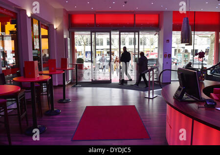 Berlin, Allemagne. Le 04 Avr, 2014. Vue sur le hall de l'Amedia Hotel à Kurfuerstendamm à Berlin, Allemagne, 04 avril 2014. Photo : Jens Kalaene/dpa/Alamy Live News Banque D'Images