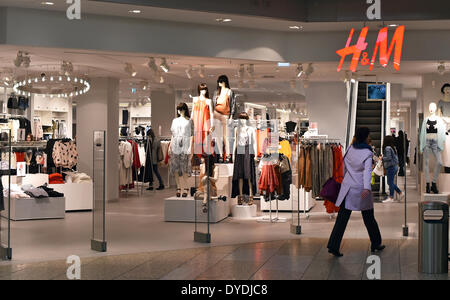 Berlin, Allemagne. Le 04 Avr, 2014. Vue d'un magasin H & M au centre commercial Potsdamer Platz à Berlin, Allemagne, 04 avril 2014. Photo : Jens Kalaene/dpa/Alamy Live News Banque D'Images