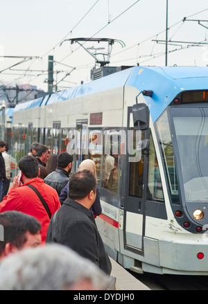 Les passagers à bord du tramway public près de la nouvelle mosquée d'Istanbul, en Turquie. Banque D'Images