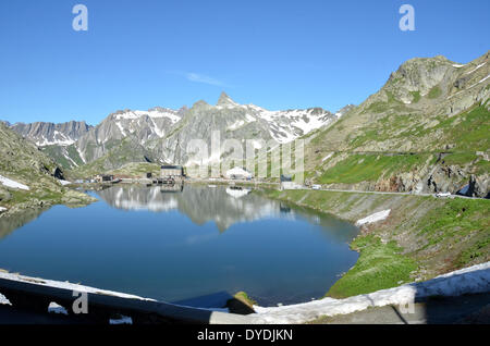 Saint Bernard saint Bernard col Italie Suisse Europe frontière suisse hospice grand saint Bernard lac architecture mt Banque D'Images