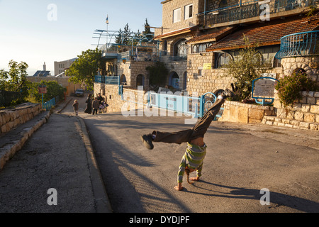 Scène de rue dans la vieille ville de Safed, Galilée, Israël. Banque D'Images