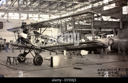 Cette photographie, tirée de la collection George Arnold, montre des avions de Central Aircraft Manufacturing, donnant un aperçu du rôle de la société dans l'histoire de l'aviation. L'image met en évidence les premières constructions aéronautiques en Chine, avec des conceptions d'avions pivots. Banque D'Images