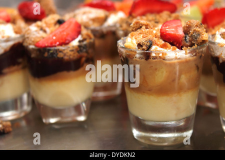 Banoffee pie dans un mini-verre, avec caremel renversé et crème fouettée, un délicieux dessert. Banque D'Images