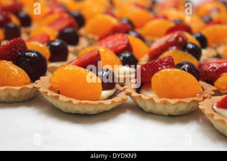 Tarte aux fruits dessert frais couverts dans un assortiment de fruits tropicaux Banque D'Images