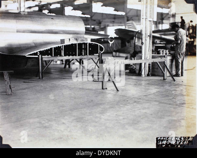 Une autre photographie de la collection George Arnold représentant un avion de Central Aircraft Manufacturing. L'image représente les premiers jours de la production aéronautique chinoise, mettant en valeur la technologie et le design utilisés pendant cette période d'expansion militaire. Banque D'Images