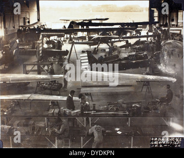 Cette image de la collection George Arnold présente la société Central Aircraft Manufacturing, documentant les premiers développements de la production aéronautique et les innovations réalisées par Arnold et son équipe. Banque D'Images
