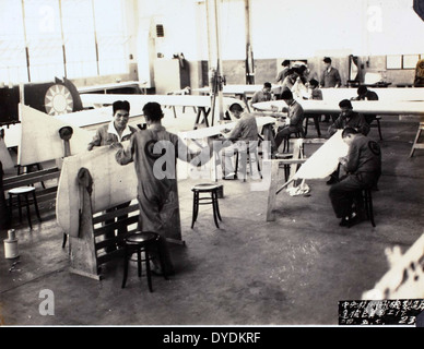 Cette photo de George Arnold montre des avions de Central Aircraft Manufacturing, une première compagnie aérienne basée en Chine. L'image met en évidence le développement des technologies aéronautiques au début du XXe siècle en Chine. Banque D'Images