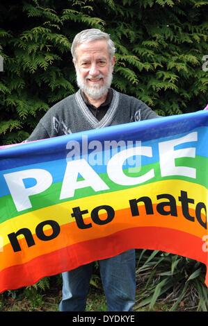 Fichier - une archive photo datée du 30 mars 2009 montre Ulli Thiel tenant un drapeau de paix à Karlsruhe, Allemagne. L'activiste de la paix et initiateur de la plus longue chaîne humaine en Allemagne est décédé la semaine dernière. Photo : ULI DECK/DPA Banque D'Images