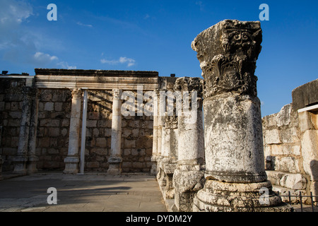 Ruines de l'ancienne synagogue de Capharnaüm de la mer de Galilée, en Israël. Banque D'Images