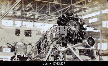 Cette image de la collection de George Arnold représente un autre avion de Central Aircraft Manufacturing en Chine. Il met en lumière les avancées technologiques et l'évolution de la conception au sein de l'industrie aéronautique chinoise au début du XXe siècle. Banque D'Images