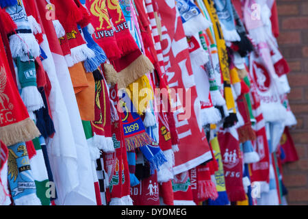 Liverpool, Royaume-Uni. 15 avril 2014. Foulards en dehors de Anfield sur le 25e anniversaire de la catastrophe de Hillsborough. Crédit : Adam Vaughan/Alamy Live News Banque D'Images