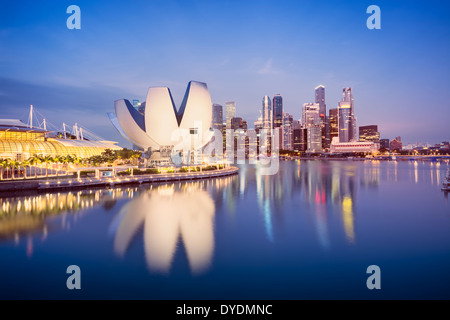 L'image de nuit du quartier central des affaires de Singapour. Banque D'Images