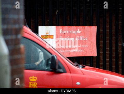 A Royal Mail van laissant un tri au cours d'une grève des travailleurs à l'échelle nationale, Barnstaple, Devon, UK Banque D'Images