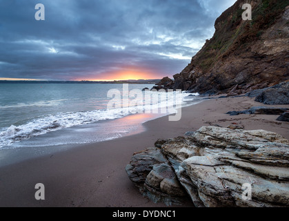 Coucher du soleil à Polkerris beach près de St Austell, sur la côte sud des Cornouailles Banque D'Images