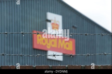 Royal Mail de tri en photo à travers les barbelés lors d'une grève des travailleurs à l'échelle nationale, Barnstaple, Devon, UK Banque D'Images