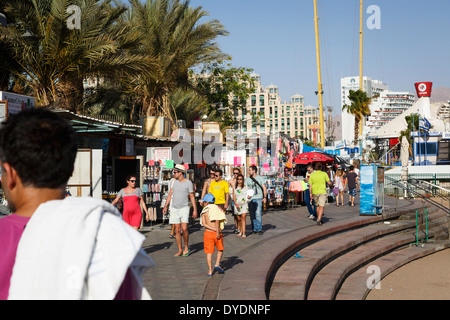 Les gens à pied par la promenade, Eilat, Israël. Banque D'Images