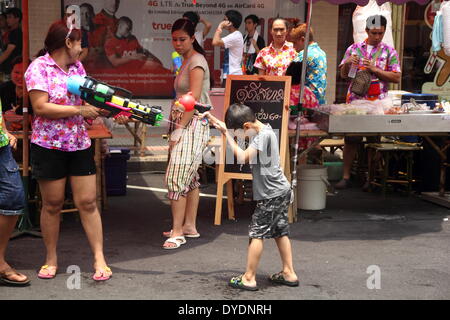 Bangkok, Thaïlande. 15 avril 2014. Les gens prennent part à des batailles d'eau pour célébrer le Songkran Festival pour le Nouvel An Thaï ai Siam Square. Songkran Festival se déroulera du 13 au 15 avril et est célébré avec les projections d'eau et mettre en poudre sur chaque d'autres visages, comme un signe symbolique de purification et de laver les péchés de la vieille année. Crédit : John Vincent/Alamy Live News Banque D'Images