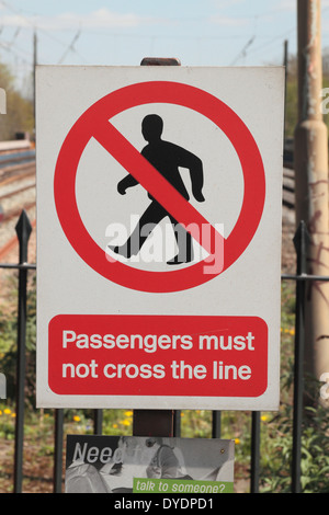 Du côté de la voie avertissement (Hanwell Station, West London, UK) informant les passagers de ne pas traverser la piste. Banque D'Images