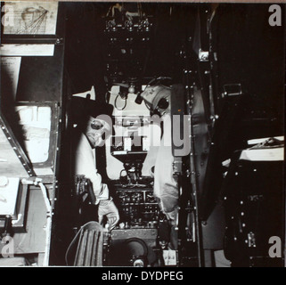 L’album photo Al-24 de la collection d’Archie Fraser met en valeur des moments de son temps pendant la seconde Guerre mondiale en tant que membre d’un escadron de photos. Ces images documentent les opérations clés de l'aviation militaire, donnant un aperçu des missions aériennes en temps de guerre et du rôle important de la reconnaissance dans les opérations de la seconde Guerre mondiale. Banque D'Images