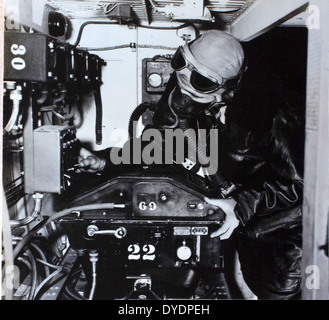 L'image Al-24 fait partie d'un album de photos d'Archie Fraser, mettant en vedette des avions et du personnel militaire de la seconde Guerre mondiale. Il capture des moments importants de la guerre, en se concentrant sur les rôles de l'aviation et de la reconnaissance. Banque D'Images