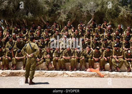 Soldats par la tombe de David Ben Gourion à Sdé Boker, région du Néguev, en Israël. Banque D'Images