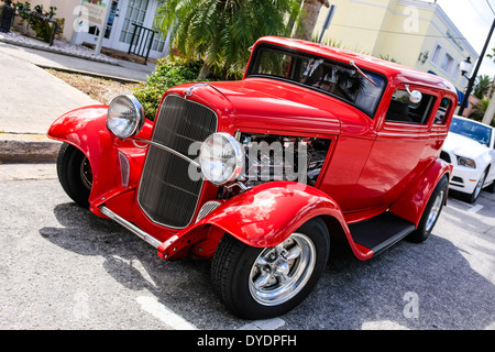 Peu Coupé Ford rouge Banque D'Images