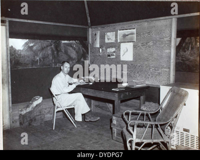 Cette image de l'album de photos Archie Fraser représente un escadron de photos de la seconde Guerre mondiale. Archie Fraser était connu pour capturer des moments qui documentaient les efforts des aviateurs pendant la guerre, fournissant un aperçu historique précieux sur le rôle de la reconnaissance aérienne et de l'aviation militaire. Banque D'Images