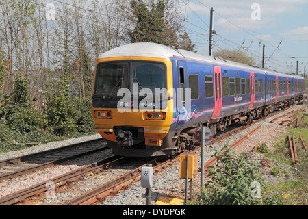 First Great Western (classe 166) turbo train dans Hanwell & Elthorne Park, London, UK Banque D'Images