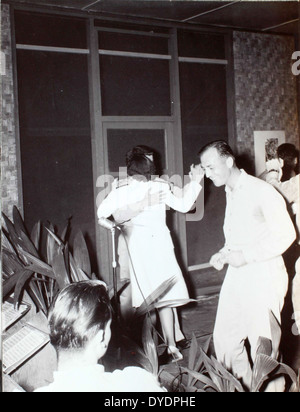 Cet album de photos, organisé par Archie Fraser, présente des images de l'avion Al-24 et de son escadron pendant la seconde Guerre mondiale. L'album met en lumière les rôles et les opérations de l'aviation militaire pendant le conflit. Banque D'Images