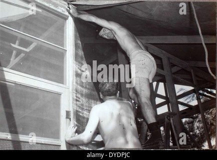 Cette image de l'album photo Al-24 Archie Fraser capture les expériences d'Archie Fraser, membre d'un escadron de photographie de la seconde Guerre mondiale. Ces images reflètent le rôle essentiel de la reconnaissance aérienne et de la photographie dans la collecte de renseignements et le soutien aux opérations militaires pendant la guerre. Banque D'Images