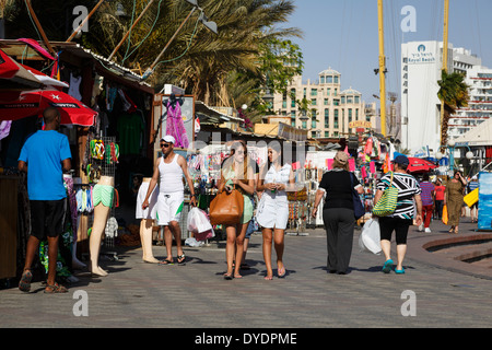 Les gens à pied par la promenade, Eilat, Israël. Banque D'Images