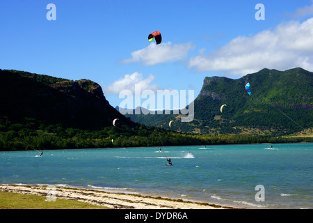 Kite surfeurs à Le Morne Brabant presqu'île, l'Ile Maurice Banque D'Images