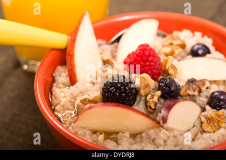 Bol de coupe Acier avoine servi avec des fruits et du miel Banque D'Images