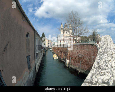 Basilica di Santa Maria della Salute, à côté de Rio de la Salute, à partir de la Fondamenta Zattere Al Saloni, Venise, Italie Banque D'Images