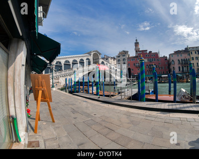 Pont du Rialto sur le Grand Canal, Venise, Italie : wide-angle photo prise de Riva del Vin Banque D'Images