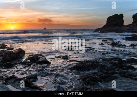 Coucher du soleil à Trevellas Combe beach à St Agnes à Cornwall Banque D'Images