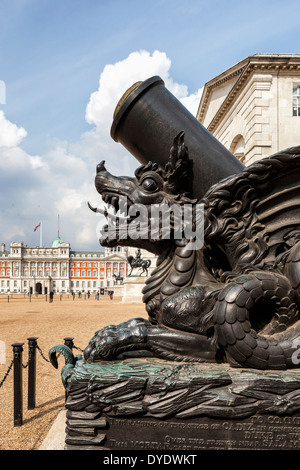 Memorial 1812 Cadix orné, un mortier Français monté sur un dragon chinois - Horse Guards Parade, London, UK Banque D'Images