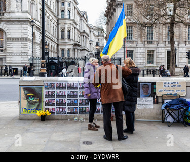 Les manifestants russes de l'autre côté du chemin de Downing Street - Whitehall, Londres 2014 Banque D'Images