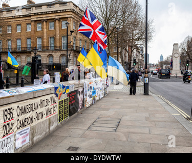 Anti-Russian les manifestants ukrainiens en face de la route de Downing Street - Whitehall, Londres 2014 Banque D'Images