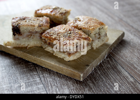 Tranches de pomme tarte sur une planche en bois, Close up Banque D'Images
