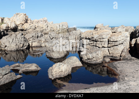 Rock pools contenant de l'eau de la rivière, sur la côte près de Kleinmond Banque D'Images