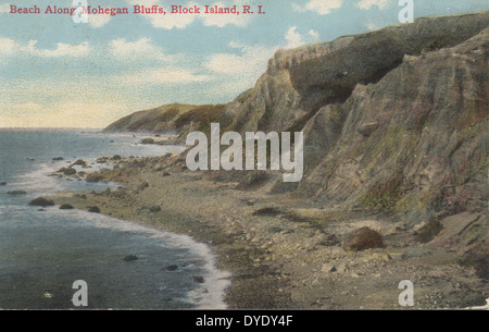 La plage le long de Mohegan Bluffs sur Block Island, Rhode Island, est connue pour ses superbes vues côtières et ses falaises spectaculaires. C'est un site naturel populaire avec une histoire riche et une beauté pittoresque. Banque D'Images