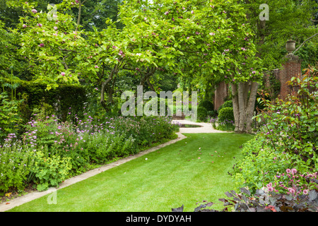 Au début de l'été coloré des frontières, conçu par Arne Maynard, une ligne de chemin de l'herbe dans les jardins de Cottesbrooke Hall dans le Northamptonshire, Angleterre Banque D'Images