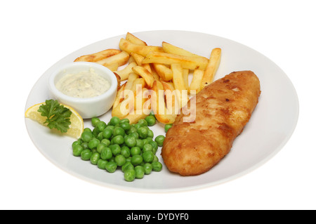 Poisson, battues et les pois chips avec sauce tartare et une garniture de citron et le persil dans une assiette blanche contre isolés Banque D'Images