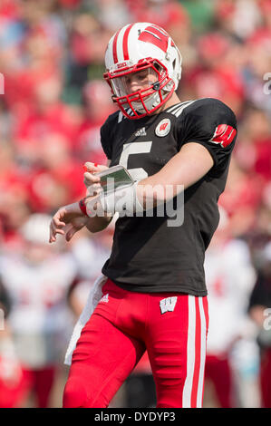 Madison, Wisconsin, USA. Apr 12, 2014. 12 avril 2014 : au cours de l'Assemblée Wisconsin Badgers printemps jeu de football au Camp Randall Stadium à Madison, WI. John Fisher/CSM/Alamy Live News Banque D'Images