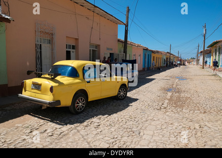 Une voiture Hillman personnalisés dans un quartier résidentiel de Trinidad, Cuba. Banque D'Images